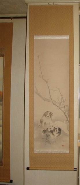 長い掛軸 床 着く